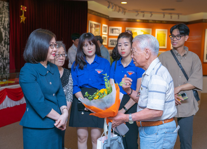 Phó Tổng Giám đốc Đoàn Thị Tuyết Nhung cùng thế hệ trẻ TTXVN với Nhà báo Phạm Văn Thính tại Phòng Truyền thống của TTXVN. Ảnh: Phạm Tuấn Anh - TTXVN Những tác phẩm nhiếp ảnh xuất sắc: Tài sản vô giá của nền Báo chí Cách mạng Việt Nam ảnh 2