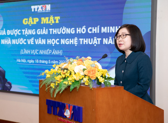 Phó Tổng Giám đốc TTXVN Đoàn Thị Tuyết Nhung phát biểu tại buổi gặp mặt. Ảnh: Phạm Tuấn Anh - TTXVN Những tác phẩm nhiếp ảnh xuất sắc: Tài sản vô giá của nền Báo chí Cách mạng Việt Nam ảnh 1