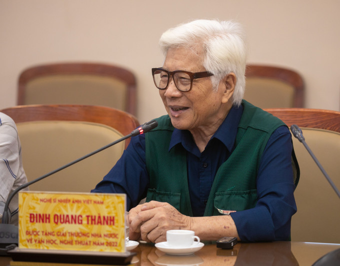 Nhà báo Đinh Quang Thành phát biểu tại buổi gặp mặt. Ảnh: Phạm Tuấn Anh - TTXVN Những tác phẩm nhiếp ảnh xuất sắc: Tài sản vô giá của nền Báo chí Cách mạng Việt Nam ảnh 20