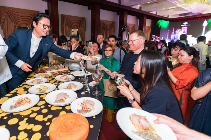 Đầu bếp đại sứ của Chương trình Taste of Australia, Luke Nguyễn và một số đầu bếp giỏi nhất của thành phố giới thiệu các sản phẩm chất lượng cao, bền vững và an toàn của Úc cho những người tới tham dự. Hương vị nước Úc - tôn vinh ẩm thực và văn hóa Úc ảnh 3