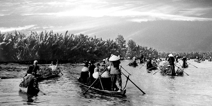 Đội quân tóc dài huyện Cái Nước hành quân ra thị xã Cà Mau đấu tranh chính trị, vạch tội kẻ thù năm 1966. Ảnh: Võ An Khánh - TTXVN Những tác phẩm nhiếp ảnh xuất sắc: Tài sản vô giá của nền Báo chí Cách mạng Việt Nam ảnh 5