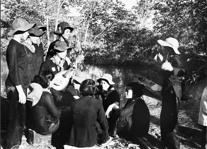 Sinh hoạt văn nghệ của đội nữ pháo binh huyện Cái Nước tại nơi đóng quân 1973. Ảnh: Võ An Khánh - TTXVN Những tác phẩm nhiếp ảnh xuất sắc: Tài sản vô giá của nền Báo chí Cách mạng Việt Nam ảnh 6