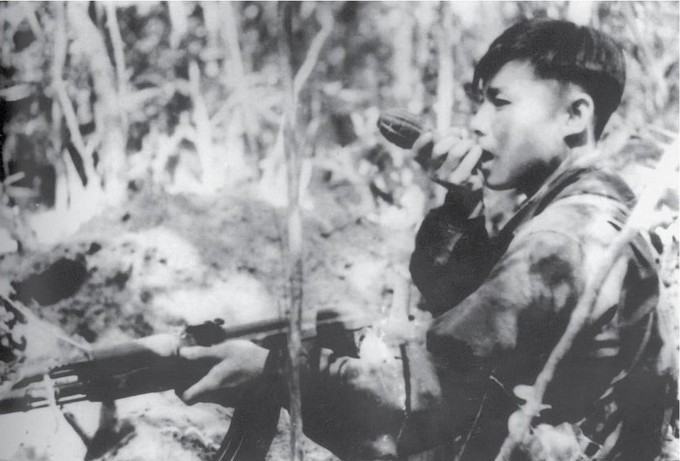 Dũng sĩ Đặng Văn Hướng diệt 8 lính Mỹ trong một trận giáp chiến, 1968. Ảnh: Nguyễn Đặng - TTXVN Những tác phẩm nhiếp ảnh xuất sắc: Tài sản vô giá của nền Báo chí Cách mạng Việt Nam ảnh 17
