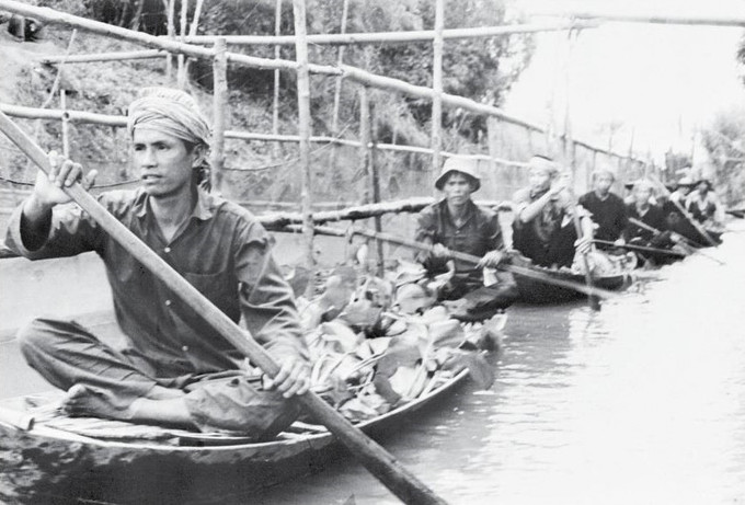 Chèo xuồng đưa vũ khí tới mặt trận 1968. Ảnh: Nguyễn Đặng - TTXVN Những tác phẩm nhiếp ảnh xuất sắc: Tài sản vô giá của nền Báo chí Cách mạng Việt Nam ảnh 19