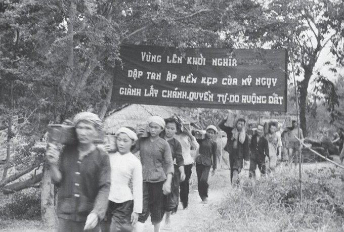 Nhân dân Đồng Tháp Mười tải đạn ra hỏa tuyến, 1967. Ảnh: Nguyễn Đặng - TTXVN Những tác phẩm nhiếp ảnh xuất sắc: Tài sản vô giá của nền Báo chí Cách mạng Việt Nam ảnh 16