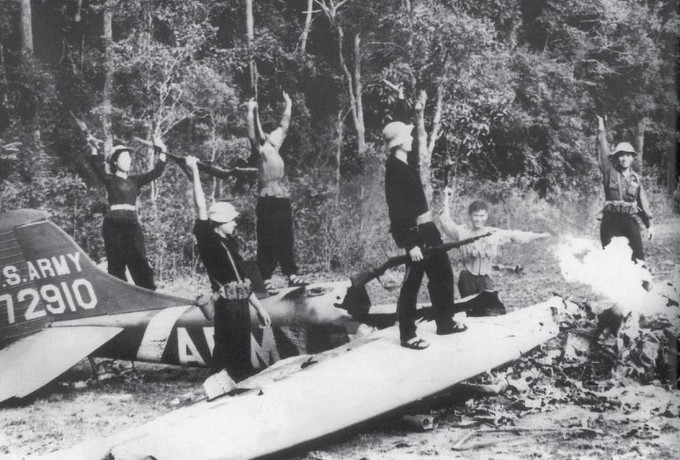Du kích Tây Ninh bắn rơi máy bay Mỹ, 5/1966. Ảnh: Nguyễn Đặng - TTXVN Những tác phẩm nhiếp ảnh xuất sắc: Tài sản vô giá của nền Báo chí Cách mạng Việt Nam ảnh 18