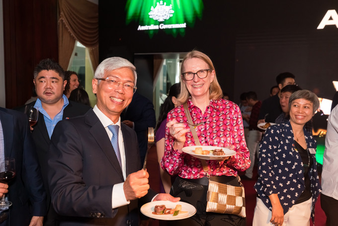 Ông Võ Văn Hoan, Phó Chủ tịch UBND TP.HCM và bà Sarah Hooper, Tổng lãnh sự Úc Hương vị nước Úc - tôn vinh ẩm thực và văn hóa Úc ảnh 1