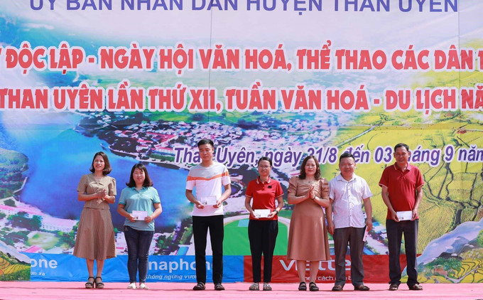 Các vận động viên nữ tham gia tranh tài vòng Chung kết giải đua thuyền đuôi én năm 2023. Ảnh: Quý Trung – TTXVN Giải đua thuyền đuôi én ở Than Uyên tỉnh Lai Châu ảnh 4