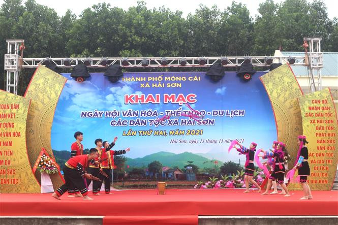 Các chàng trai, cô gái Dao trong tiết mục văn nghệ chào mừng Ngày hội văn hóa, thể thao và du lịch xã Hải Sơn, thành phố Móng Cái. Ảnh: Thanh Vân - TTXVN Ngày hội Văn hóa các dân tộc các xã biên giới Bình Liêu, thành phố Móng Cái (Quảng Ninh) ảnh 1