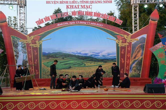 Biểu diễn văn nghệ chào mừng Tuần văn hóa du lịch, hội mùa vàng huyện Bình Liêu năm 2021. Ảnh: Thanh Vân-TTXVN Ngày hội Văn hóa các dân tộc các xã biên giới Bình Liêu, thành phố Móng Cái (Quảng Ninh) ảnh 3