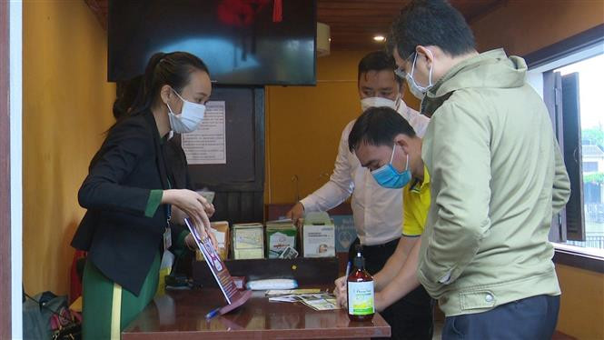 Khách du lịch thực hiện nghiêm các quy định phòng chống djch COVID-19. Ảnh: Đoàn Hữu Trung - TTXVN Du lịch xanh - Xu hướng tất yếu (Bài 1) ảnh 6