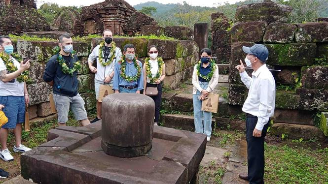 Du khách tham quan bộ sinh thực khí liền khối Linga – Yoni tại Khu đền tháp Mỹ Sơn, xã Duy Phú, huyện Duy Xuyên, tỉnh Quảng Nam. Ảnh: Đoàn Hữu Trung - TTXVN Du lịch xanh - Xu hướng tất yếu (Bài 1) ảnh 5