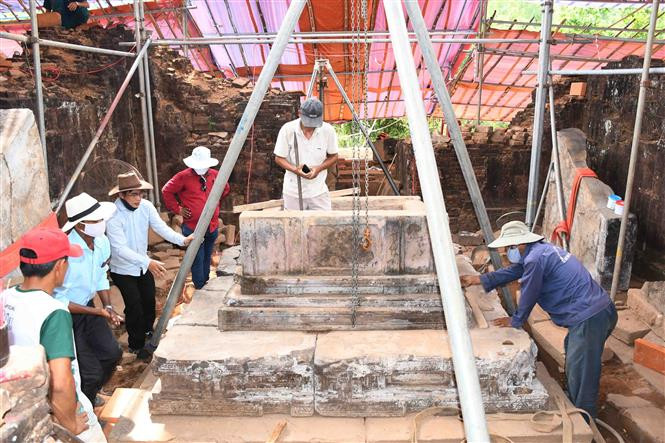 Để chuẩn bị đón du khách trở lại, nhiều chuyên gia khảo cổ Việt Nam và Ấn Độ đã tập trung bảo tồn, tôn tạo các Đền - Tháp A1, A12, A13 thuộc Nhóm A, Khu Đền Tháp Di sản Văn hóa thế giới Mỹ Sơn. Ảnh: Đoàn Hữu Trung - TTXVN Du lịch xanh - Xu hướng tất yếu (Bài 1) ảnh 3