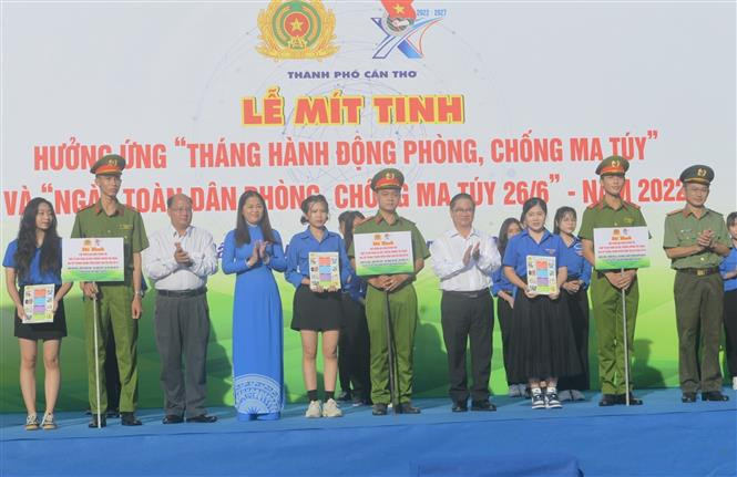 Công an thành phố và Thành đoàn Cần Thơ ra mắt Mô hình "Giữ vững an ninh chính trị, trật tự an toàn xã hội, phòng chống tội phạm ma túy trong thiếu niên". Ảnh: Ánh Tuyết - TTXVN Cần Thơ ra mắt Mô hình "Giữ vững an ninh chính trị, trật tự an toàn xã hội, phòng chống tội phạm ma túy trong thiếu niên" ảnh 1
