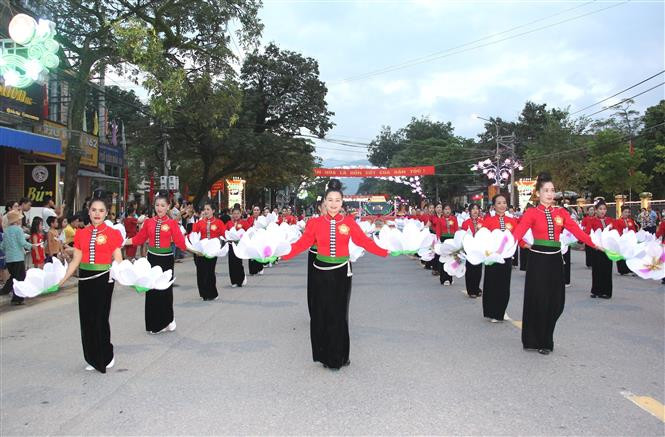 Mở màn cho lễ hội là màn diễu diễn đường phố ầy sắc màu và độc đáo. Ảnh: Việt Dũng - TTXVN Khai mạc Lễ hội Văn hóa, Du lịch Mường Lò 2023 ảnh 3