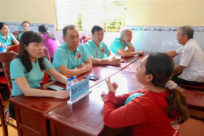 Các luật sư, chuyên gia tư vấn pháp lý cho người dân huyện Thới Lai. Ảnh: Thanh Liêm - TTXVN Trợ giúp pháp lý và tặng quà cho người dân có hoàn cảnh khó khăn tại thành phố Cần Thơ ảnh 1