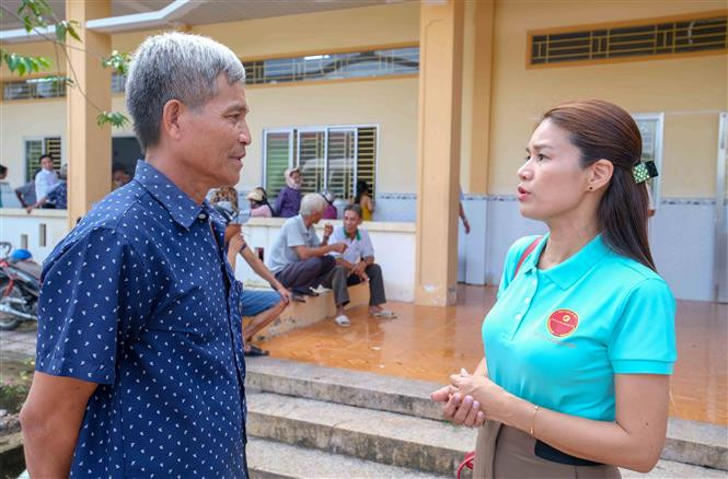 Người dân trao đổi các thắc mắc về pháp luật với luật sư tại buổi tư vấn pháp lý do Học viện Tư pháp tổ chức diễn ra ở xã Trường Thành, huyện Thới Lai. Ảnh: Thanh Liêm - TTXVN Trợ giúp pháp lý và tặng quà cho người dân có hoàn cảnh khó khăn tại thành phố Cần Thơ ảnh 3