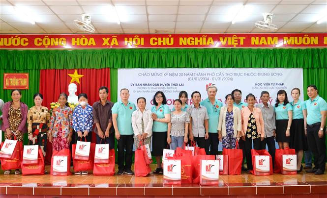 Trao quà cho các hộ dân có hoàn cảnh khó khăn của huyện Thới Lai. Ảnh: Thanh Liêm - TTXVN Trợ giúp pháp lý và tặng quà cho người dân có hoàn cảnh khó khăn tại thành phố Cần Thơ ảnh 2