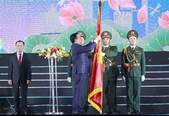Chủ tịch Quốc hội Vương Đình Huệ gắn Huân chương lên cờ truyền thống của đảng bộ, chính quyền, nhân dân thành phố Vinh. Ảnh: Doãn Tấn – TTXVN Chủ tịch Quốc hội Vương Đình Huệ dự Lễ Kỷ niệm 60 năm thành lập thành phố Vinh, 235 năm Phượng Hoàng Trung Đô ảnh 5