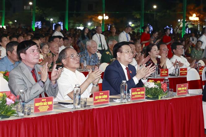 Chủ tịch Quốc hội Vương Đình Huệ và các đại biểu dự Lễ kỷ niệm 60 năm thành lập thành phố Vinh. Ảnh: Doãn Tấn – TTXVN Chủ tịch Quốc hội Vương Đình Huệ dự Lễ Kỷ niệm 60 năm thành lập thành phố Vinh, 235 năm Phượng Hoàng Trung Đô ảnh 1