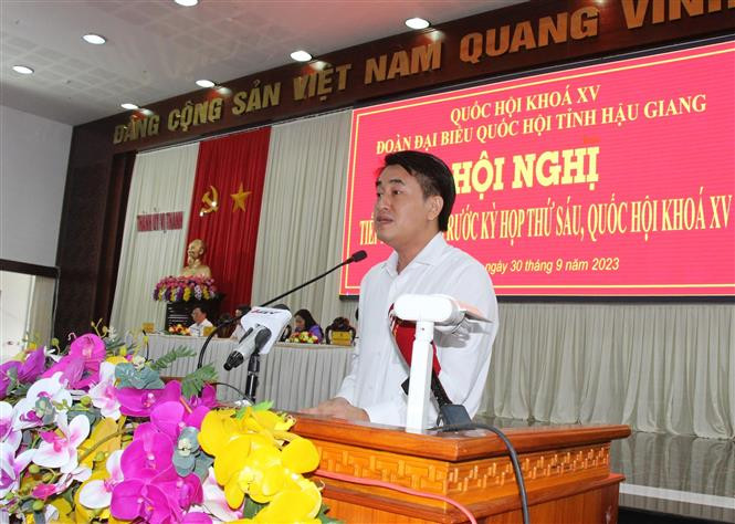 Chủ tịch UBND thành phố Vị Thanh Huỳnh Thanh Phong giải trình các kiến nghị của cử tri. Ảnh: Nguyễn Hằng - TTXVN Phát huy sức mạnh khối đại đoàn kết toàn dân tộc trong xây dựng và phát triển Hậu Giang ảnh 5