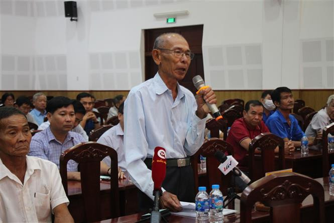Cử tri thành phố Vị Thanh, tỉnh Hậu Giang nêu ý kiến. Ảnh: Nguyễn Hằng - TTXVN Phát huy sức mạnh khối đại đoàn kết toàn dân tộc trong xây dựng và phát triển Hậu Giang ảnh 2