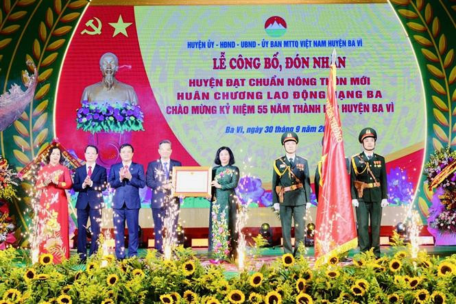 Phó Bí thư Thường trực Thành ủy Hà Nội Nguyễn Thị Tuyến trao Huân chương Lao động hạng Ba của Chủ tịch nước tặng huyện Ba Vì. Ảnh: Mạnh Khánh - TTXVN Khai thác lợi thế tiềm năng Ba Vì để xây dựng nông thôn mới nâng cao ảnh 2