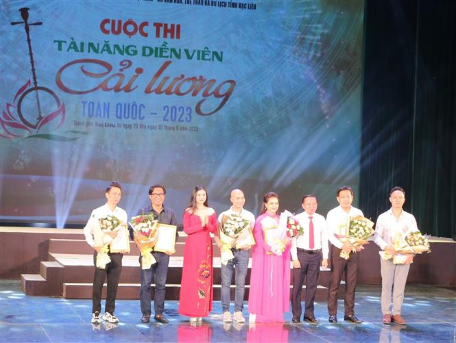 Ban tổ chức trao giải nhì cho 14 diễn viên. Ảnh: Tuấn Kiệt – TTXVN Bế mạc Cuộc thi Tài năng diễn viên Cải lương toàn quốc 2023 ảnh 3