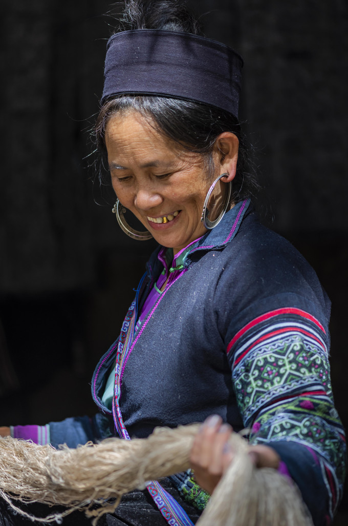 Từ những cây lanh được trồng, thu hoạch trong thiên nhiên, đồng bào Mông thu hoạch về phơi khô, tách lấy sợi Sắc chàm của người Mông ở Sa Pa ảnh 2