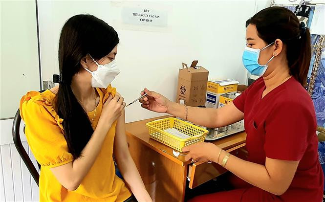 Lực lượng y tế tiêm Vaccine phòng COVID-19 ở Sóc Trăng. Ảnh: Trung Hiếu - TTXVN Sóc Trăng là một trong 3 địa phương thực hiện tốt nhất công tác tiêm vaccine phòng COVID-19 ảnh 1