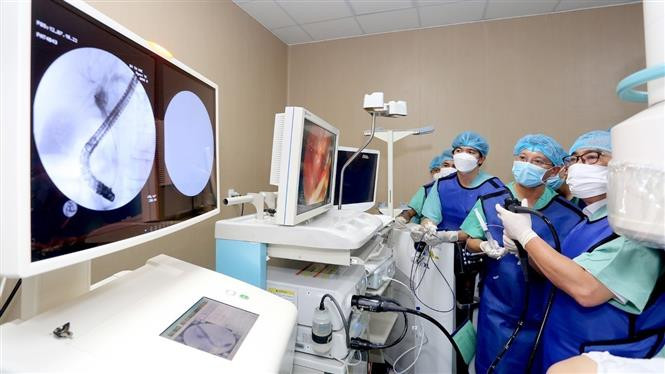 Thực hiện kỹ thuật tán sỏi đường mật trong gan bằng laser qua hệ thống nội soi đường mật qua miệng (Spyglass) lần đầu tiên tại khu vực miền Trung - Tây Nguyên. Ảnh: TTXVN phát Lần đầu thực hiện kỹ thuật tán sỏi đường mật trong gan bằng laser tại miền Trung- Tây Nguyên ảnh 1