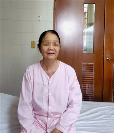 Bệnh nhân bình phục tốt và đã có thể ngồi dậy, ăn uống nhẹ. Ảnh: TTXVN phát Lần đầu thực hiện kỹ thuật tán sỏi đường mật trong gan bằng laser tại miền Trung- Tây Nguyên ảnh 3