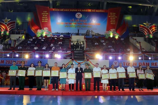 Ban tổ chức tặng Bằng khen cho tập thể và cá nhân có thành tích xuất sắc, tiêu biểu trong công tác tổ chức và thi đấu. Ảnh: Đức Hiếu - TTXVN Quảng Ninh phấn đấu đứng trong tốp 10 tại Đại hội Thể thao toàn quốc lần thứ IX năm 2022 ảnh 4