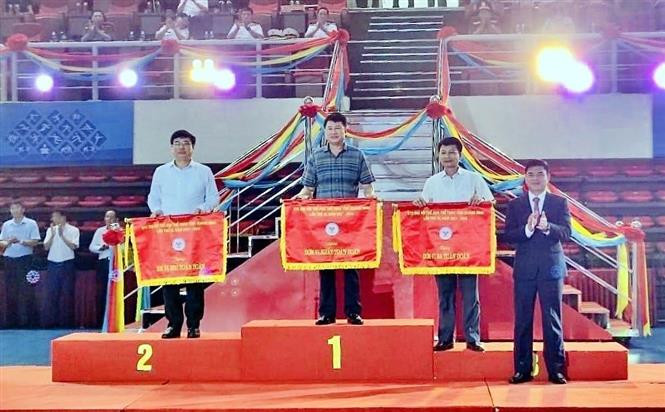 Ban tổ chức tặng cờ cho 3 đoàn xếp nhất, nhì, ba. Ảnh: Đức Hiếu - TTXVN Quảng Ninh phấn đấu đứng trong tốp 10 tại Đại hội Thể thao toàn quốc lần thứ IX năm 2022 ảnh 3
