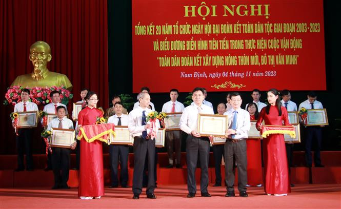 Trao Bằng khen của Chủ tịch UBND tỉnh Nam Định cho các tập thể, cá nhân có thành tích xuất sắc. Ảnh: Nguyễn Lành - TTXVN Phát huy sức mạnh khối đại đoàn kết toàn dân tộc ảnh 4