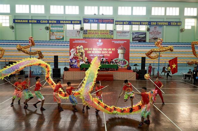 Các đội thi đấu nội dung Múa Rồng (9 khúc) tại Giải Vô địch các câu lạc bộ Lân Sư Rồng quốc gia lần thứ 3. Ảnh: Nguyễn Thanh – TTXVN Khởi tranh Giải vô địch các Câu lạc bộ Lân Sư Rồng quốc gia ảnh 1
