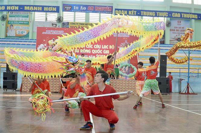 Múa Lân Sư Rồng đòi hỏi người tham gia vừa phải có sức khỏe tốt, vừa phải có kỹ thuật điều khiển điêu luyện, ăn ý với nhau. Ảnh: Nguyễn Thanh – TTXVN Khởi tranh Giải vô địch các Câu lạc bộ Lân Sư Rồng quốc gia ảnh 2