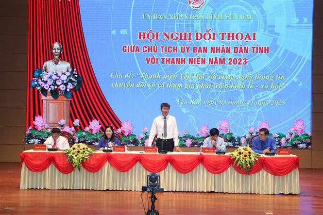Chủ tịch UBND tỉnh Yên Bái Trần Huy Tuấn đối thoại với đoàn viên, thanh niên tỉnh. Ảnh: Tiến Khánh - TTXVN Tạo điều kiện để thanh niên tăng cường ứng dụng công nghệ số ảnh 1