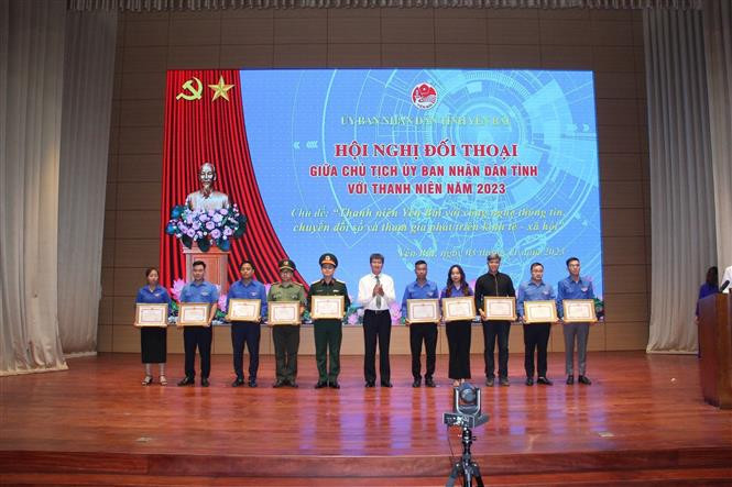 Chủ tịch UBND tỉnh Yên Bái Trần Huy Tuấn trao tặng Bằng khen cho 20 cá nhân là thanh niên tiêu biểu năm 2023. Ảnh: Tiến Khánh - TTXVN Tạo điều kiện để thanh niên tăng cường ứng dụng công nghệ số ảnh 2