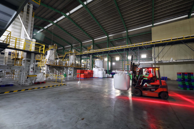 Các doanh nghiệp phối hợp cùng các cơ quan của Chính phủ tổ chức vùng sản xuất nguyên liệu sau đó mới ký hợp đồng với nông dân đối với những sản phẩm đạt chất lượng cao, tiếp cận được với các thị trường quốc tế. Ảnh: Trọng Chính Vận hội mới cho Đồng bằng sông Cửu Long ảnh 9