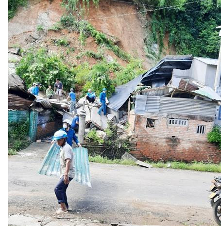 Chính quyền địa phương huy động lực lượng tổ chức dỡ bỏ căn nhà bị sập, hỗ trợ gia đình nạn nhân tìm kiếm, bảo quản tài sản còn lại sau vụ sập nhà. Ảnh: TTXVN phát Đắk Lắk: Sạt lở đất làm sập nhà dân, 4 người bị thương ảnh 2