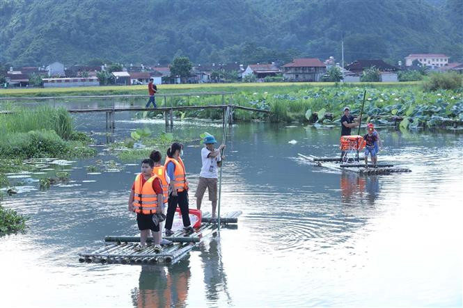 Du khách trải nghiệm chèo bè tre. Ảnh: Anh Tuấn – TTXVN Trải nghiệm các hoạt động tại Tuần Văn hóa – Du lịch Bắc Sơn năm 2022 ảnh 5