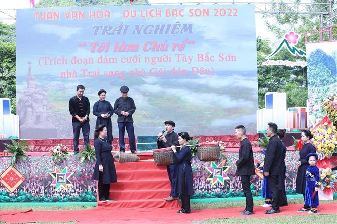 Du khách trải nghiệm “Tôi làm chú rể” trong trích đoạn đám cưới người Tày. Ảnh: Anh Tuấn – TTXVN Trải nghiệm các hoạt động tại Tuần Văn hóa – Du lịch Bắc Sơn năm 2022 ảnh 2