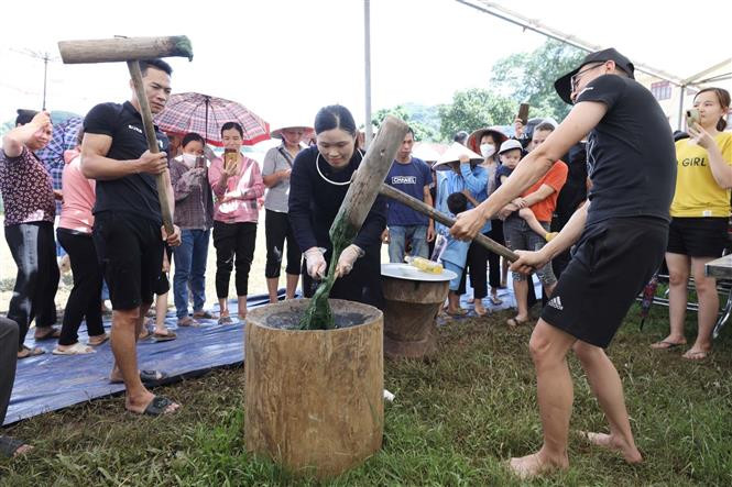Du khách trải nghiệm giã bánh dày. Ảnh: Anh Tuấn – TTXVN Trải nghiệm các hoạt động tại Tuần Văn hóa – Du lịch Bắc Sơn năm 2022 ảnh 3