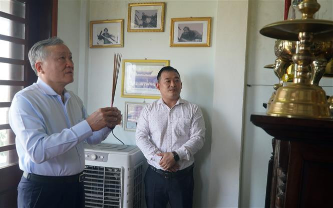 Đồng chí Nguyễn Hòa Bình dâng hương tưởng nhớ Mẹ Nguyễn Thị Suốt (xã Bảo Ninh, TP Đồng Hới). Ảnh: TTXVN phát 75 năm Ngày Thương binh - Liệt sĩ: Quan tâm chăm lo cho người có công, gia đình chính sách ảnh 1