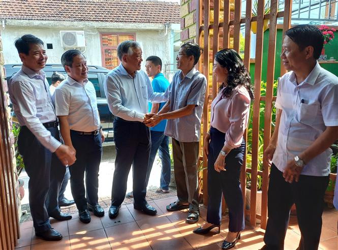 Đồng chí Nguyễn Hòa Bình thăm gia đình ông Hoàng Quang Thiết, nạn nhân chất độc da cam, ở phường Đồng Phú, thành phố Đồng Hới. Ảnh: Đức Thọ - TTXVN 75 năm Ngày Thương binh - Liệt sĩ: Quan tâm chăm lo cho người có công, gia đình chính sách ảnh 3