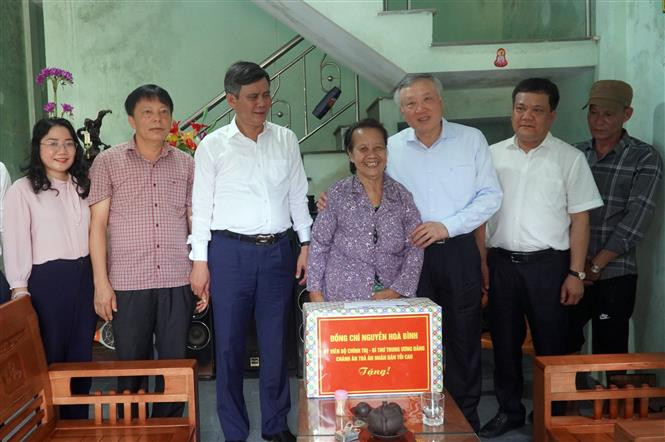 Đồng chí Nguyễn Hòa Bình thăm gia đình thương binh Trần Thị Huyền, xã Bảo Ninh, TP Đồng Hới. Ảnh: TTXVN phát 75 năm Ngày Thương binh - Liệt sĩ: Quan tâm chăm lo cho người có công, gia đình chính sách ảnh 2