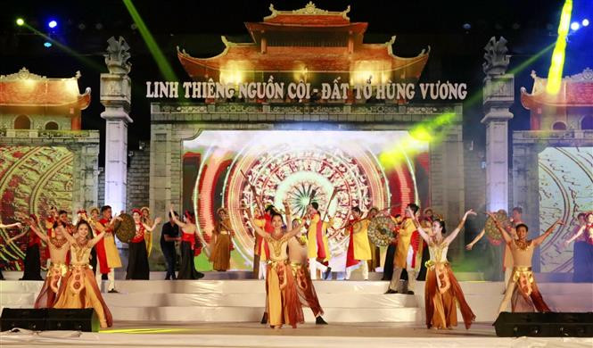 Các nghệ sỹ trình diễn những tiết mục đặc sắc, ca ngợi công đức của Vua Hùng - người có công lập ra Nhà nước Văn Lang đầu tiên. Ảnh: Trung Kiên – TTXVN Giỗ Tổ Hùng Vương năm 2022: Chương trình nghệ thuật "Linh thiêng nguồn cội - Đất Tổ Hùng Vương" ảnh 2