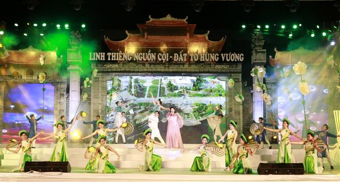 Các nghệ sỹ trình diễn những tiết mục đặc sắc, ca ngợi công đức của Vua Hùng - người có công lập ra Nhà nước Văn Lang đầu tiên. Ảnh: Trung Kiên – TTXVN Giỗ Tổ Hùng Vương năm 2022: Chương trình nghệ thuật "Linh thiêng nguồn cội - Đất Tổ Hùng Vương" ảnh 1