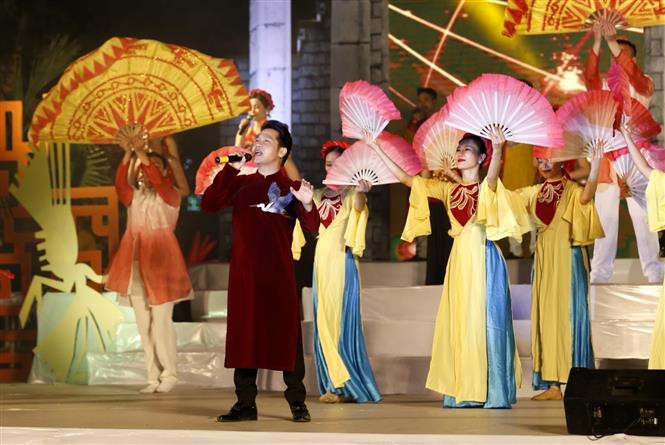 Các nghệ sỹ trình diễn những tiết mục đặc sắc, ca ngợi công đức của Vua Hùng - người có công lập ra Nhà nước Văn Lang đầu tiên. Ảnh: Trung Kiên – TTXVN Giỗ Tổ Hùng Vương năm 2022: Chương trình nghệ thuật "Linh thiêng nguồn cội - Đất Tổ Hùng Vương" ảnh 3
